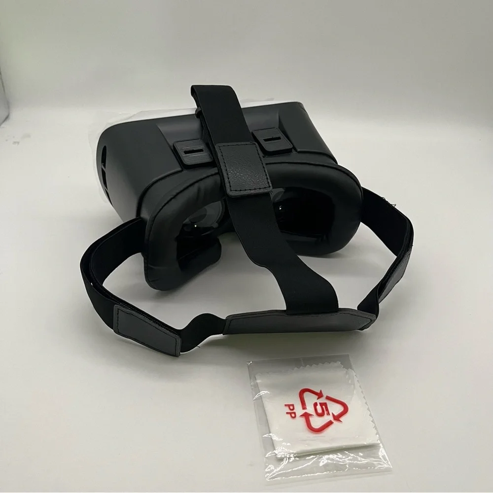 NWOT Virtual Reality Glasses in Black and White